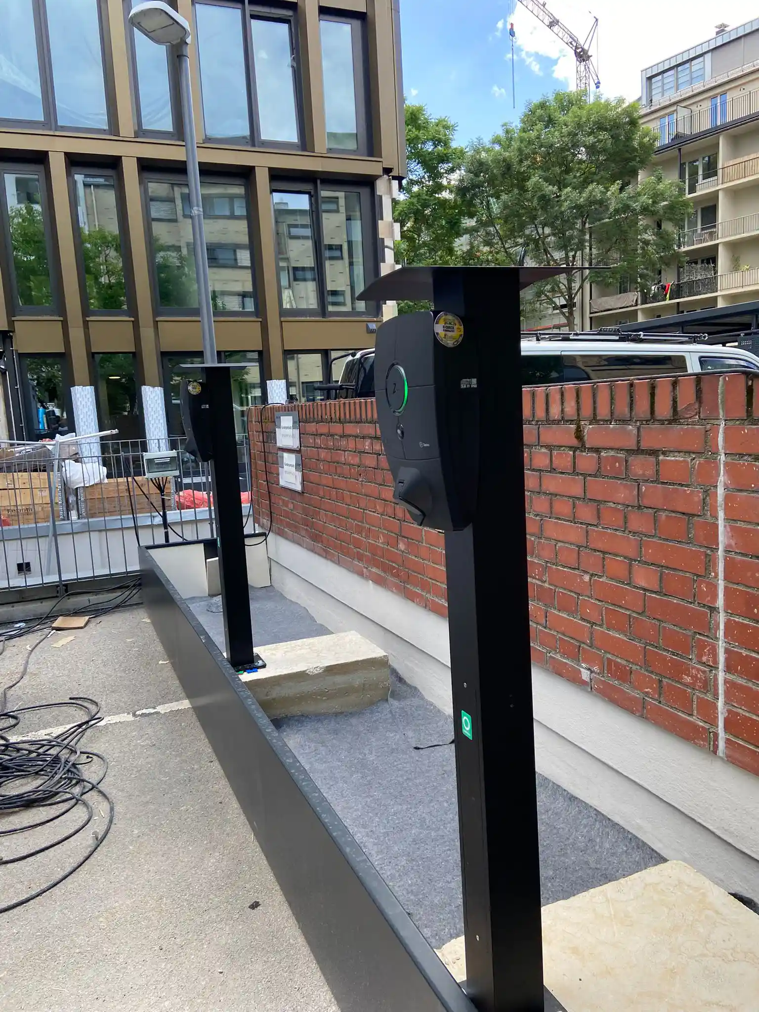 Ladesäulen an Außenstellplätzen vor dem Wohn- und Gewerbeneubau in Frankfurt