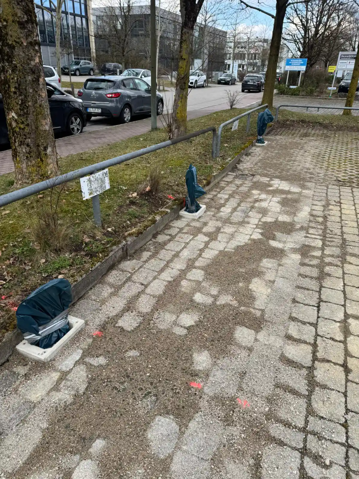 Weg entlang der Stellplätze der Gewerbeimmobilie Ismaning nach der Kabelverlegung