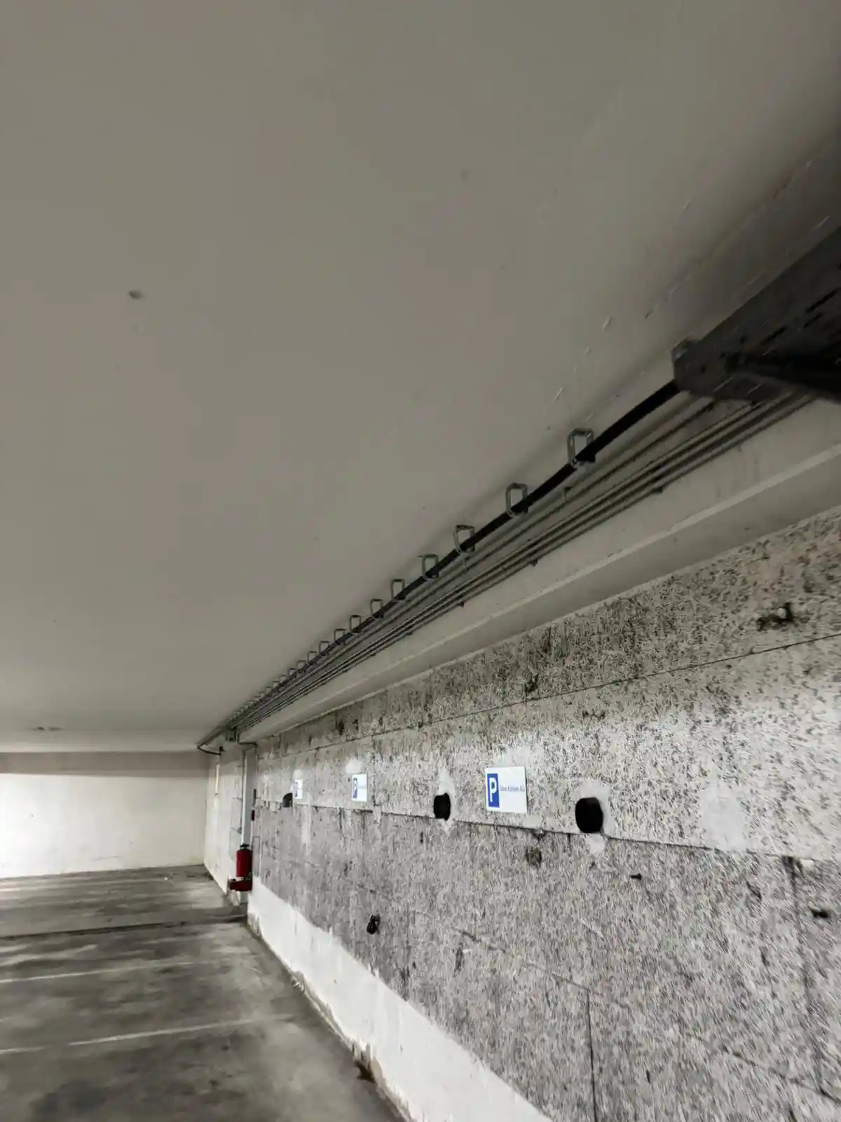 Kabeltrasse an der Wand einer Tiefgarage in Ismaning