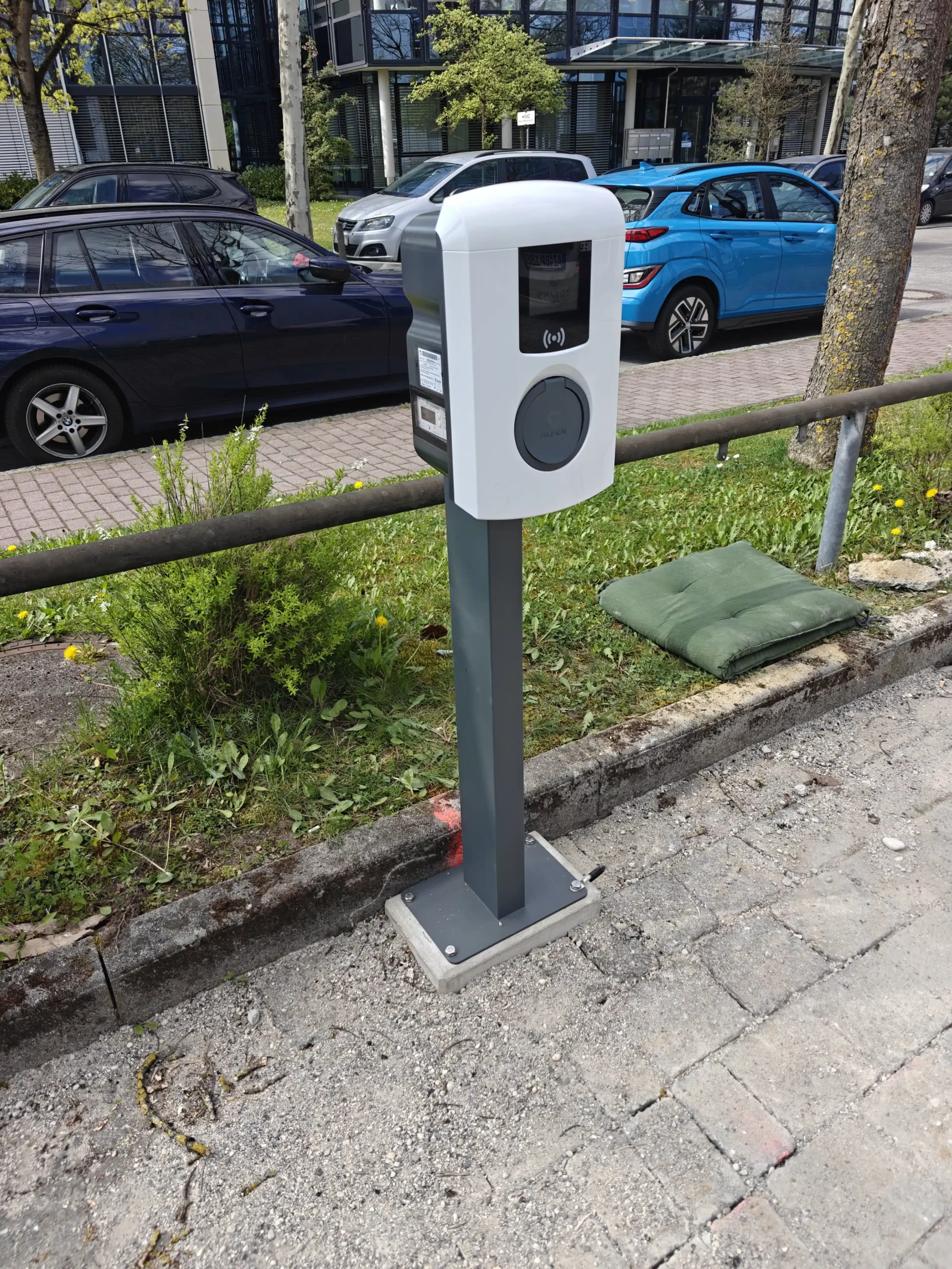Ladesäule an einem Stellplatz der Gewerbeimmobilie in Ismaning
