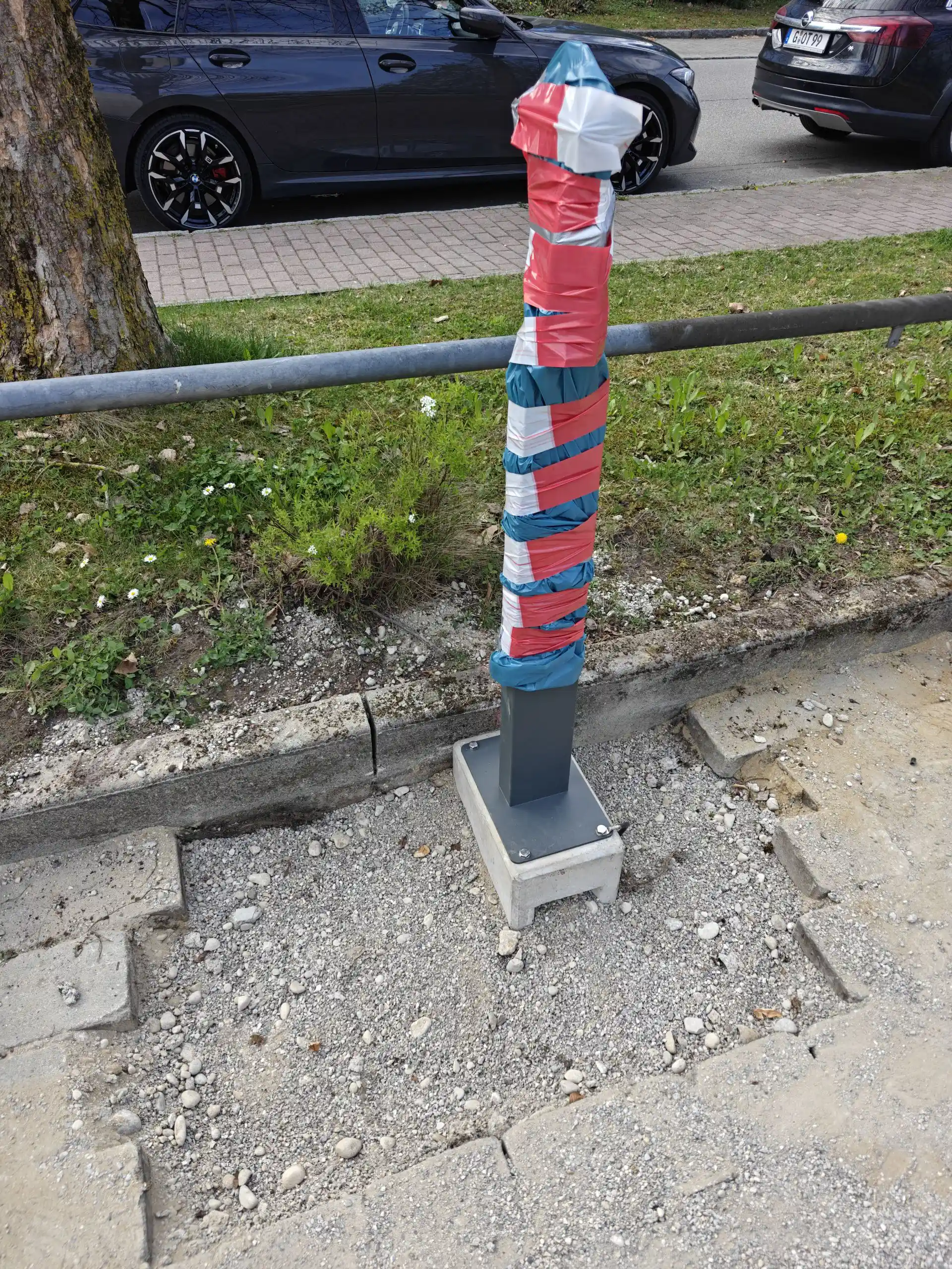 Vorbereitetes Fundament für eine Ladesäule an einem Stellplatz in Ismaning