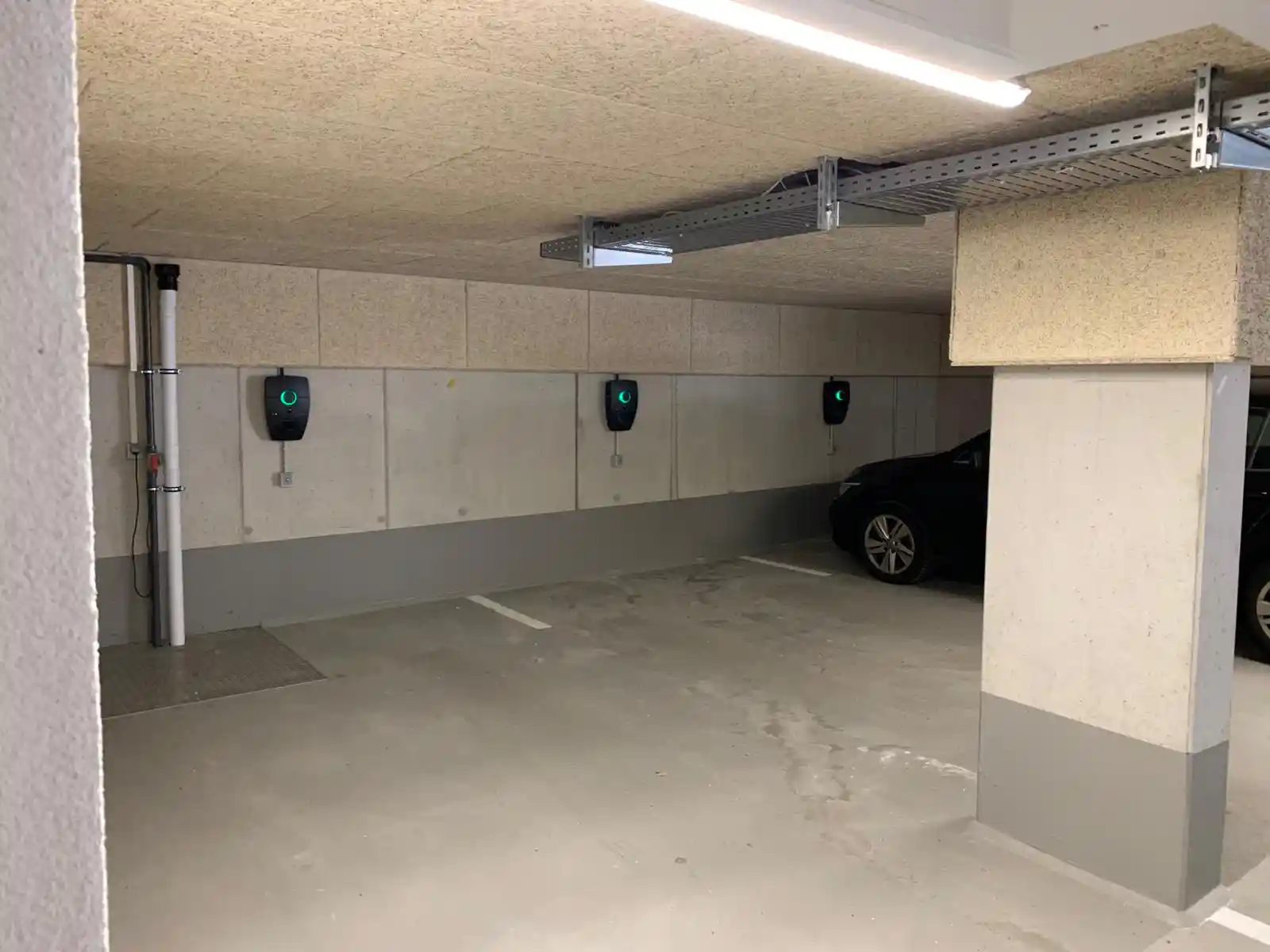 Wallboxen an den Stellplätzen der Tiefgarage einer Wohnungseigentümergemeinschaft in Fürth